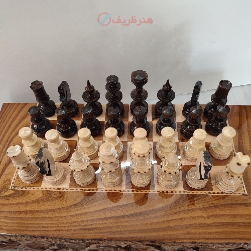 خرید، قیمت و مشخصات مهره شطرنج چوبی خراطی شده و سوخته کاری شده با روکش پلی استر با دوام به قیمت تولیدی  - هنرظریف