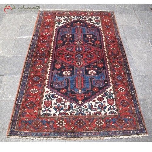 خرید آنلاین، فرش دستبافت زنجان کد 39521 طرح لچک و ترنج با زمینه سرمه ای، دارای ضمانت نخ درجه یک و ثبات رنگ، زیر قیمت بازار | هنرظریف