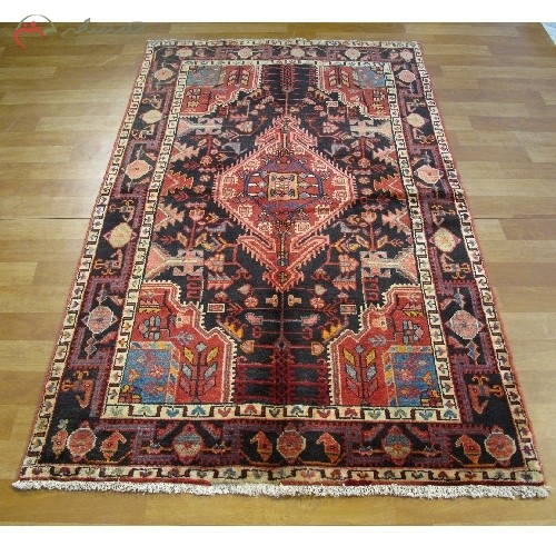 خرید آنلاین، قالیچه ی دستبافت با نقشه ی لچک و ترنج 50 ساله تویسرکان کد 39979، رنگ زمینه و حاشیه سرمه ای، با قیمت عالی | هنرظریف