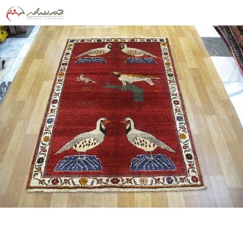 خری آنلاین، فرش دستبافت گبه کد 39764 با ظرافت بافت در طرح باغ پرنده با رنگ  لاکی و حاشیه کرم، بسیار زیبا، با قیمت مناسب | هنرظریف