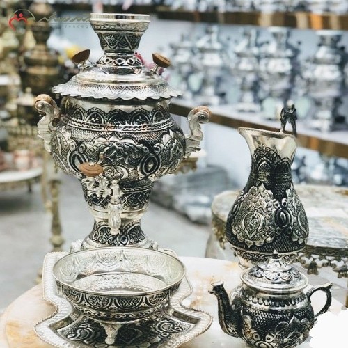خرید آنلاین، سماور برنجی 4 لیتری ویکتوریا آبکاری نقره، لبه دار با قلم زنی سیاه فوق العاده، دست ساز، به قیمت مناسب | هنرظریف