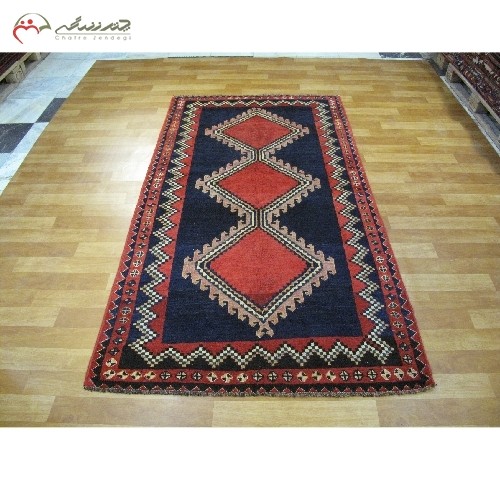 خرید آنلاین، قالیچه ی دستبافت لرستان طرح 3 ترنج  کد 39859  با رنگ زمینه ی سرمه ای و حاشیه های لاکی، با قیمت مناسب | هنرظریف