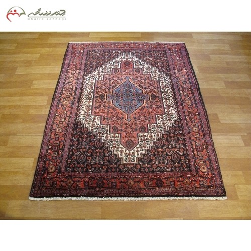 خرید آنلاین، قالیچه ی دستبافت سنندج کد 40107 با نقشه فوق العاده و  رنگ زمینه ی کرم و حاشیه های لاکی، زیر قیمت بازار | هنرظریف