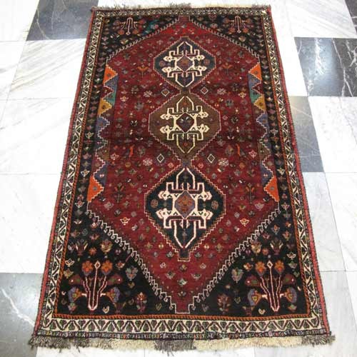 خرید و قیمت - فرش دستباف شيراز طرح ۳ ترنج سایز ذرع و نيم رنگ زمینه لاكي رنگ حاشیه كرم کد ۳۸۵۵۴ - هنرظریف