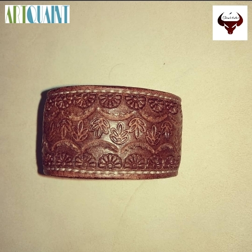 دستبند حکاکی شده چرمی با رویه چرم بزی طبیعی و آستر چرم هورس گاوی - هنرظریف