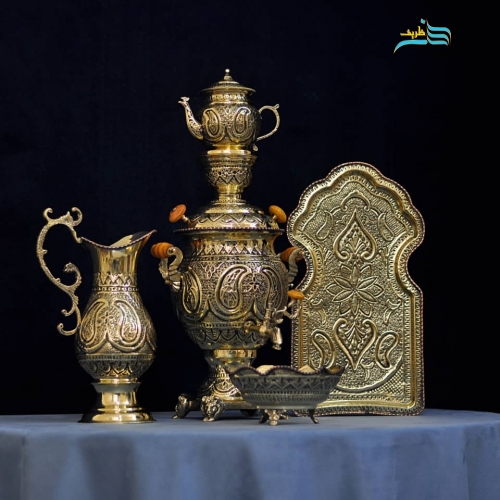سرویس سماور ۴ لیتری برنجی قلمزنی سیاه‌قلم با قلم دست اعلاء ساخت اصفهان - نمای کامل از بدنه برنجی با نقوش برجسته و درخشش خاص