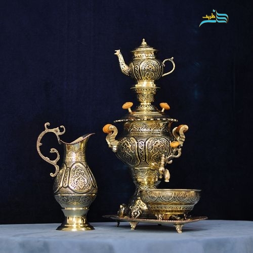 سرویس سماور برنجی قلمزنی دست ۳ لیتری با روکش نانو ساخت اصفهان - نمای کامل از بدنه برنجی با نقوش اسلیمی برجسته و قلم‌زنی ظریف
