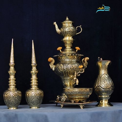 سرویس سماور دکوری برنجی ۳ لیتری و تنگ شاخدار قلم استاد لطفی با روکش کوره‌ای - نمای کامل از دو اثر هماهنگ اصفهانی - هنرظریف