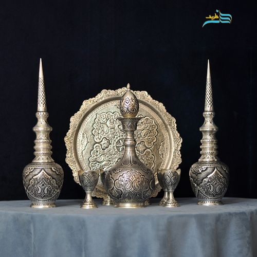 صویر سرویس شراب خوری و تنگ شاخدار ۳۰۰ مثقالی استاد لطفی با سینی ۳۷ سانتی و روکش پتینه نقره - نمای کامل محصول.