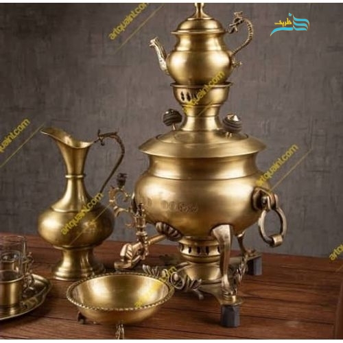 تصویر سماور خاص ۶ لیتری سنگین‌وزن دست‌ساز با روکش کوره‌ای و پایه مخصوص - نمای کامل با قوری.