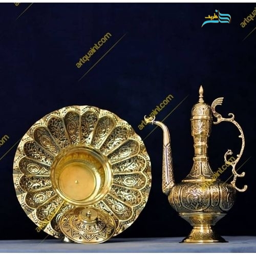 تصویر آفتابه لگن برنجی دست‌ساز با قلمزنی اعلاء و طرح اسلیمی - نمای کامل محصول.