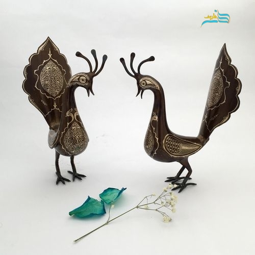 تصویر طاووس نقره‌کوب با ارتفاع ۱۹ سانتی‌متر و طراحی شیک و دکوری - نمای کامل محصول.