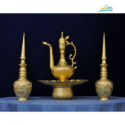 نمای نزدیک جزئیات قلم‌زنی دست روی برنج و کیفیت نقش‌پردازی اعلاء محصول.