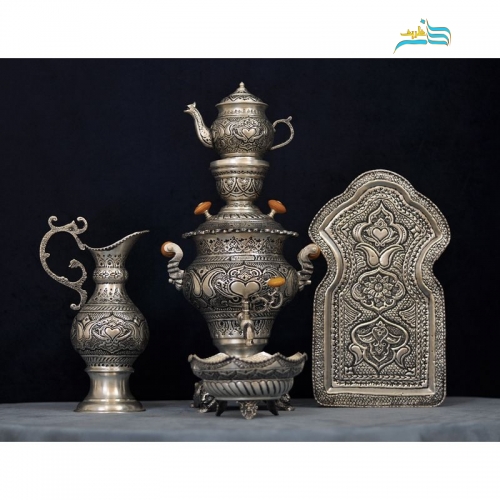 نمای کامل سرویس سماور برنجی روکش نقره قلمزنی اعلاء به همراه قوری با طراحی سنتی و اصیل.