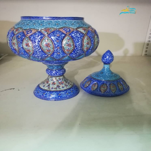 نمای نزدیک ظرف میناکاری مسی و جزئیات ظریف نقوش و رنگ‌آمیزی روی سطح محصول.