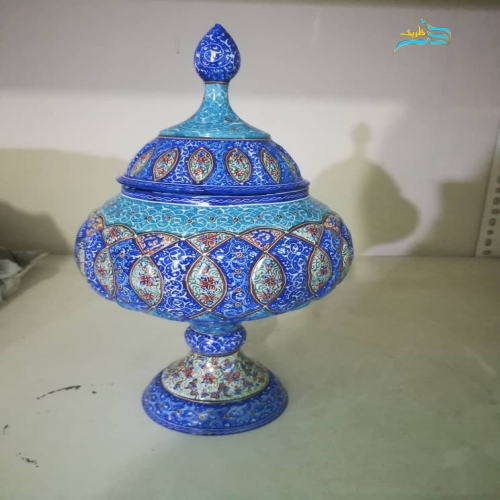 نمای کامل شکلات خوری میناکاری مسی با طراحی سنتی، رنگ‌آمیزی هنری و لعاب‌کاری بادوام.