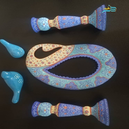 نمای تمام‌نمای آینه و شمعدان میناکاری مسی مناسب سفره هفت سین
