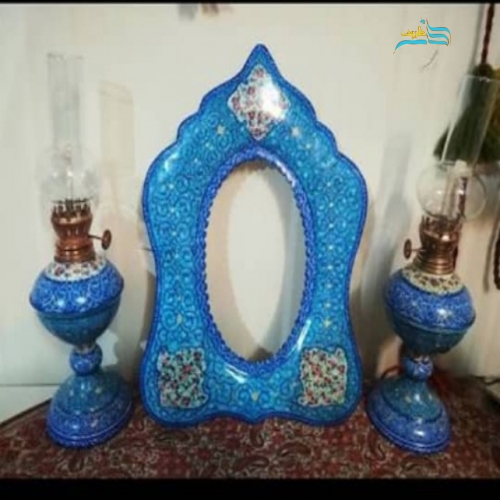 نمای تمام‌نمای آینه و شمعدان میناکاری مسی خوش ساخت و زیبا