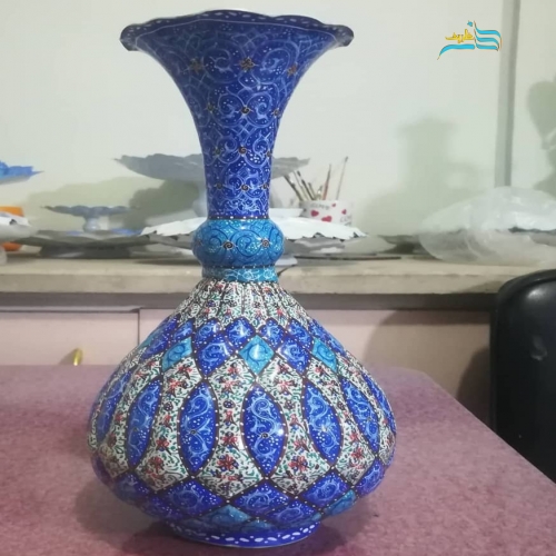نمای تمام‌نمای گلدان شلغمی میناکاری مسی با طراحی زیبا