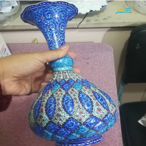 نمای نزدیک نقش و طرح میناکاری روی بدنه مسی گلدان