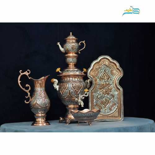 نمای نزدیک سماور قلم‌زنی با نقش اسلیمی، روکش نقره و مس و جزئیات ظریف قلم‌زنی اعلاء.