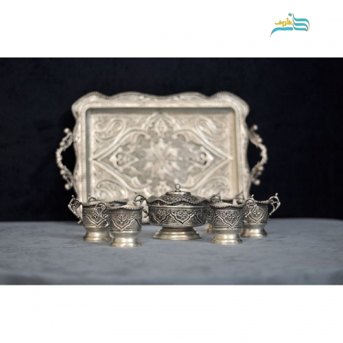 نمای نزدیک اجزای استکان برنجی با روکش نقره و طراحی هماهنگ با سماور.