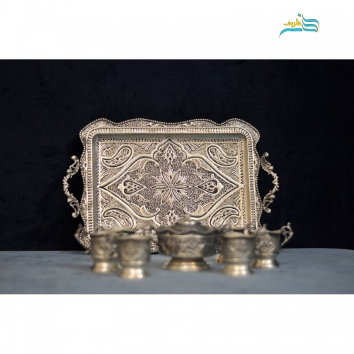 نمای نزدیک اجزای سینی برنجی با روکش نقره و طراحی هماهنگ با سماور.