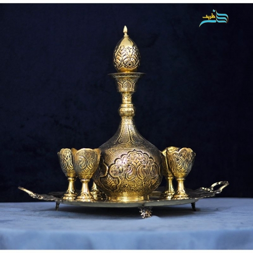 نمای شراب خوری برنجی قلم‌زنی و سیاه‌قلم با ارتفاع ۳۸ سانتی‌متر.