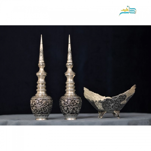 نمای کامل تنگ شاخدار و کشکول قایقی قلم‌زنی برنجی با روکش نقره کوره‌ای.