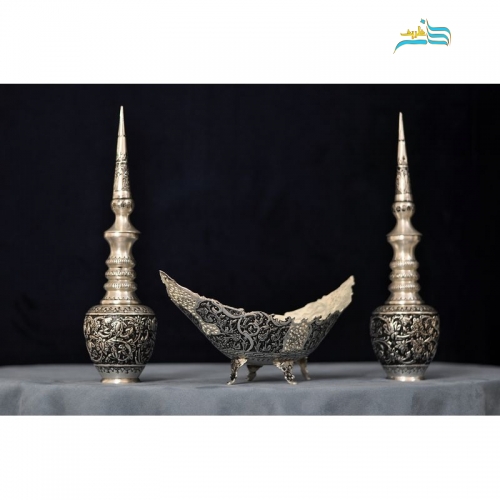 نمای نزدیک تنگ و کشکول برنجی