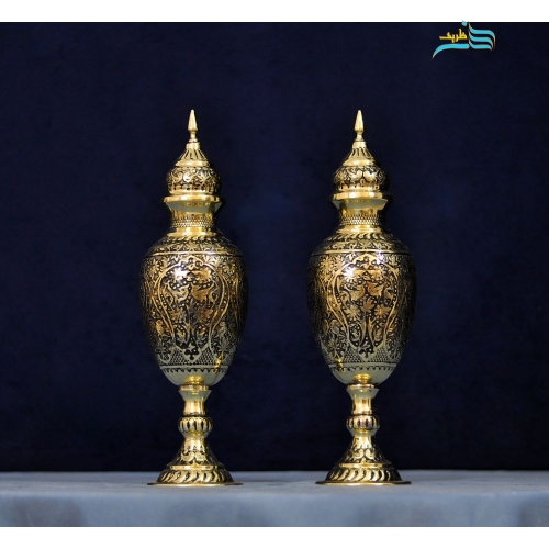 نمای نزدیک از نقش‌ها و جزئیات قلمزنی روی بدنه برنجی
