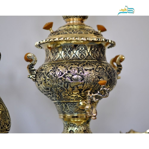نمای نزدیک سماور برنجی با اجرای قلم‌زنی اعلاء و جزئیات ظریف بدنه.