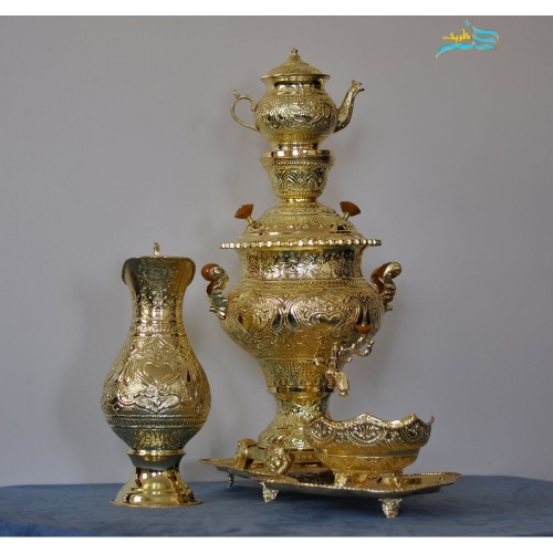 نمای کامل سماور قلم‌زنی اعلاء برنجی ۵ لیتری با روکش شبه‌طلا.