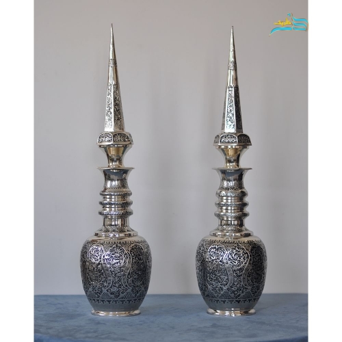 نمای اختصاصی از تنگ شاخدار با فرم منحصربه‌فرد و آبکاری نقره.