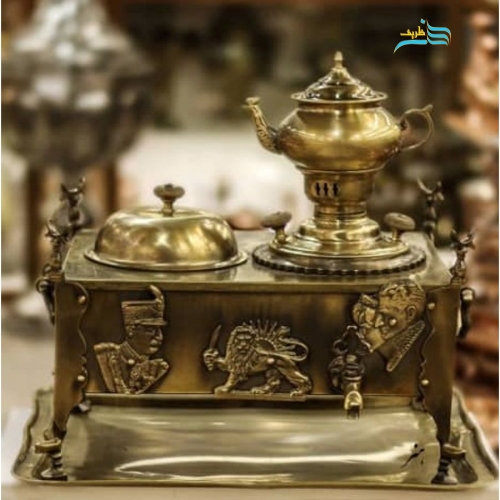 نمای کامل از منقل سماوری، سینی و قوری در کنار هم با طرح آنتیک و برنجی درخشان.