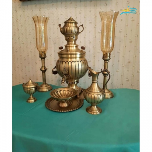 نمای کامل از سرویس سماور شش لیتری با مدل خطی و دسته خواب برنجی درخشان.