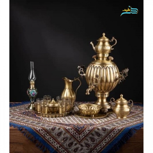 نمای کامل از سماور شش لیتری به همراه قوری با برنج درخشان و ارتفاع ۶۲ سانتی.