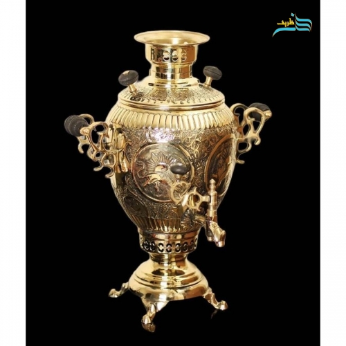 نمای ماکرو از قلمزنی شیر و خورشید با سیاه قلم برای نمایش ظرافت و هنر به کار رفته.