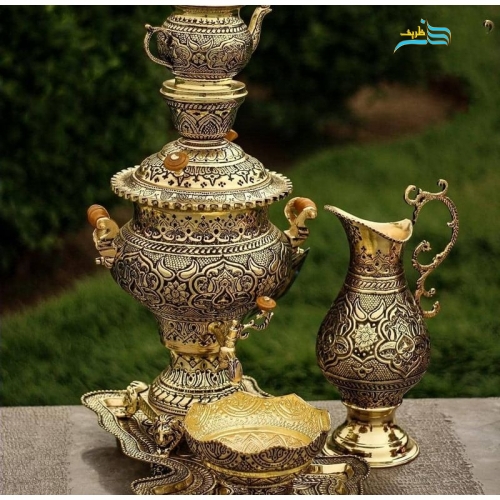 نمای نزدیک از سطح محصول برای نمایش کیفیت روکش طلا و درخشش آن.