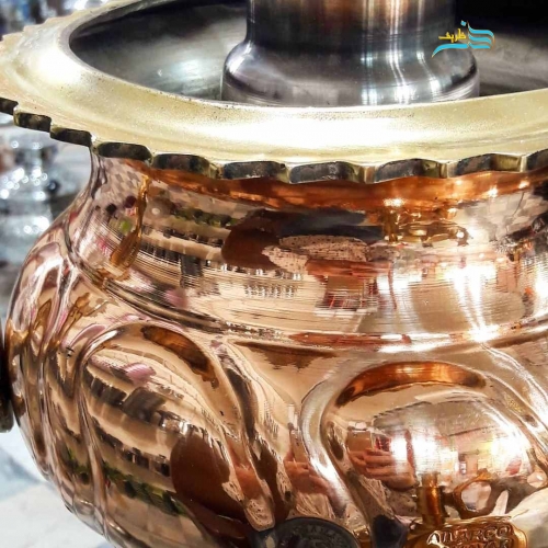 نمای نزدیک از بدنه مس خالص باهنر کرمان و لبه ریخته گری برنجی برای نمایش کیفیت و اصالت.