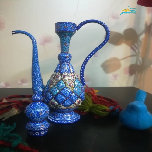 نمای کامل از گلاب‌پاش و بشقاب میناکاری ۲۵ سانتی با لعاب درخشان.