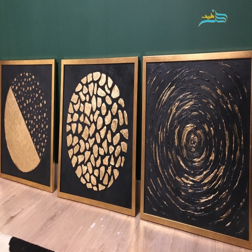 نمای کامل از سه تابلو دکوراتیو در کنار هم، نمایش برجسته‌کاری، ورق طلا و هماهنگی طرح‌ها.