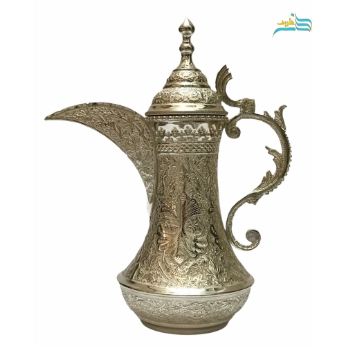 نمای کامل از قهوه جوش برنجی با قلمزنی گل و مرغ برجسته و آبکاری نقره درخشان، نمایش فرم و زیبایی کلی.