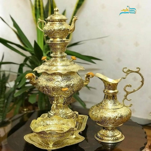 نمای کامل از سرویس سماور برنجی با آبکاری شبه طلا، نمایش فرم، درخشش و زیبایی کلی.