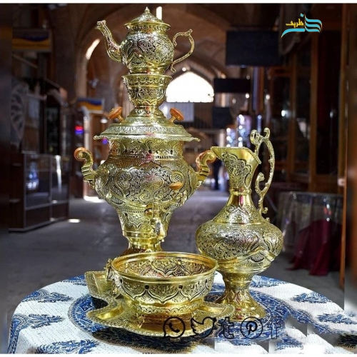 نمای کامل از سرویس سماور برنجی با قلمزنی گل و مرغ و لعاب طلایی، نمایش فرم، درخشش و زیبایی کلی.