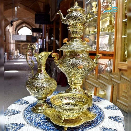 نمای کامل از سرویس ۵ تکه شامل سماور، قوری، پارچ، شربت‌خوری و سینی با آبکاری برنج زرد و سیاه قلم، نمایش هماهنگی و زیبایی کلی.