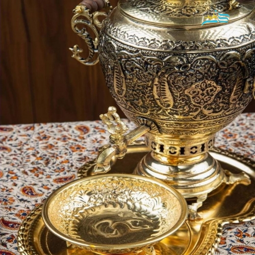 نمای اختصاصی از لعابکاری طلایی برای نمایش درخشش و کیفیت آن.