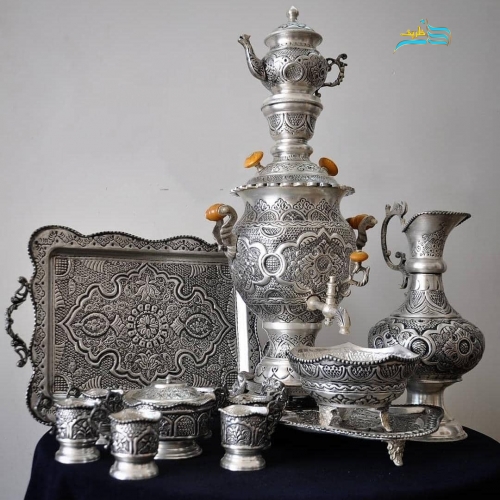 نمای کامل از سرویس شامل سماور ۳.۵ لیتری و چایخوری با آبکاری نقره و قلم‌دست استاد نقیان، نمایش هماهنگی و زیبایی کلی.