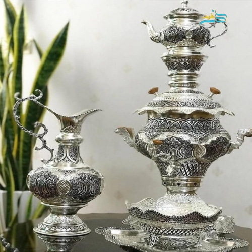 نمای کامل از سرویس سماور ۵ لیتری با قلمزنی و آبکاری نقره، نمایش فرم، ارتفاع ۶۶ سانتی و زیبایی کلی.