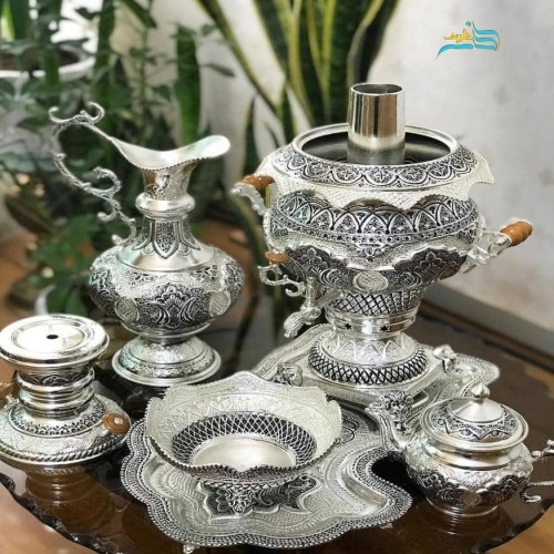 نمای ماکرو از قلمزنی ظریف برای نمایش کیفیت و ظرافت کار.